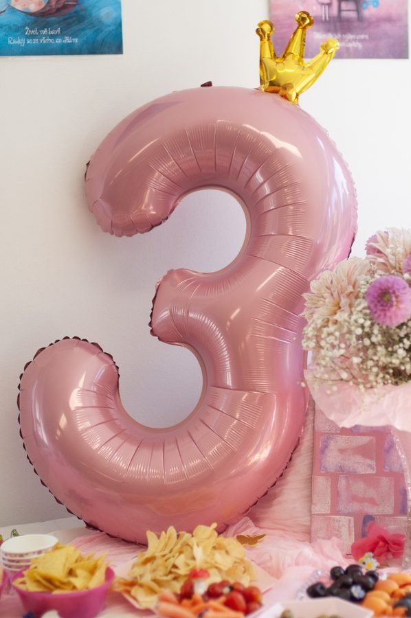 Princess party number balloon with fresh flowers